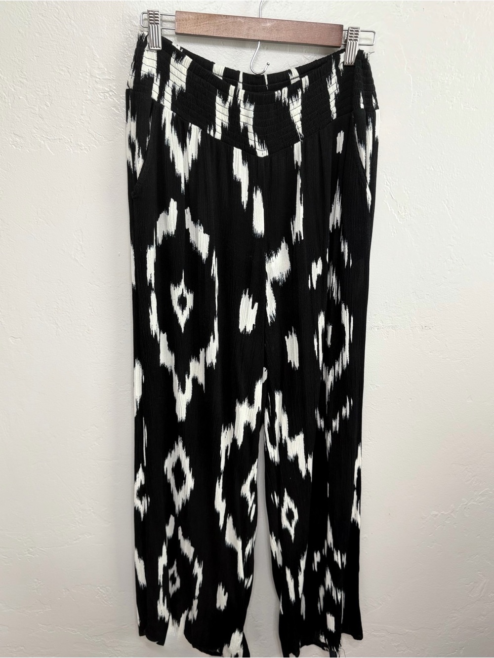 Black & White Ikat Print Wide Leg Palazzo Pants Medium Regular Smocked Waist